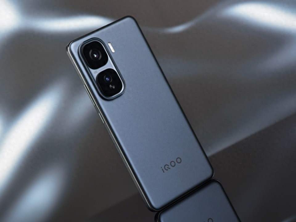 iQOO Neo10全面评测，游戏小钢炮，轻薄大电池体验来袭